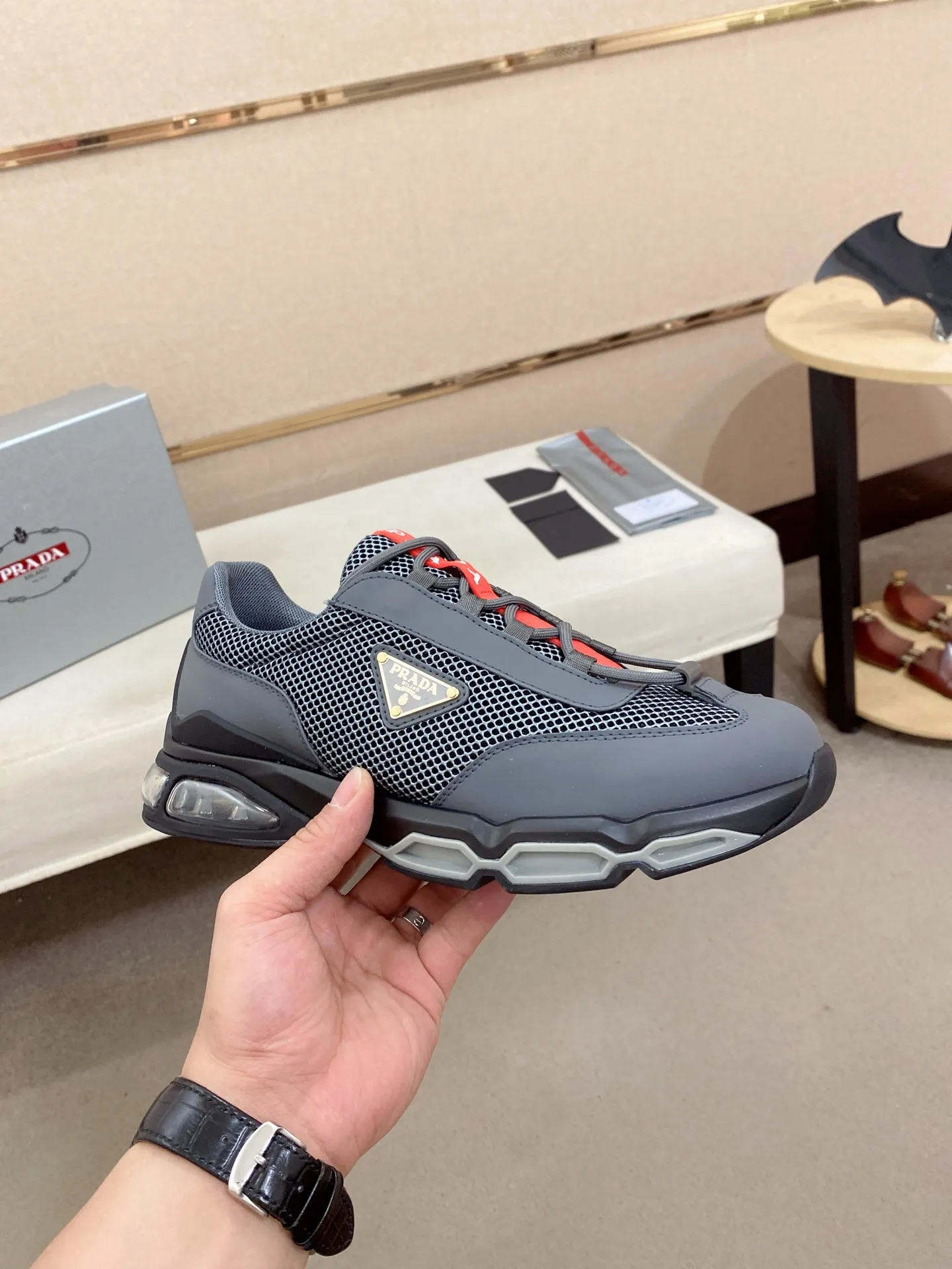 Factory price 660💰 ✔️✔️✔️High version High-quality new PRADA (Prada) counters are on the market at the same time, new men's shoes, 😘fabrics imported first-layer cowhide and mesh fabrics, purely handmade. Lining: Full cowhide lining. 👍🏿 High-end ☄️ air-cushion molded anti-slip rubber outsole, exquisite lines, simple and elegant, comfortable and high-end for leisure travel. Code number: 38 to 45